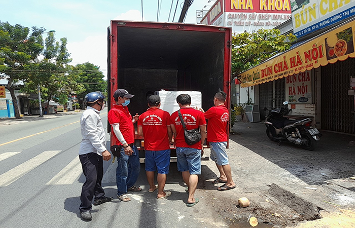 Xe tải chở hàng thùng dài 6m được dùng cho các hàng hóa cồng kềnh.