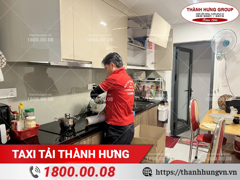 Nhân viên Thành Hưng đóng gói đồ dùng bếp