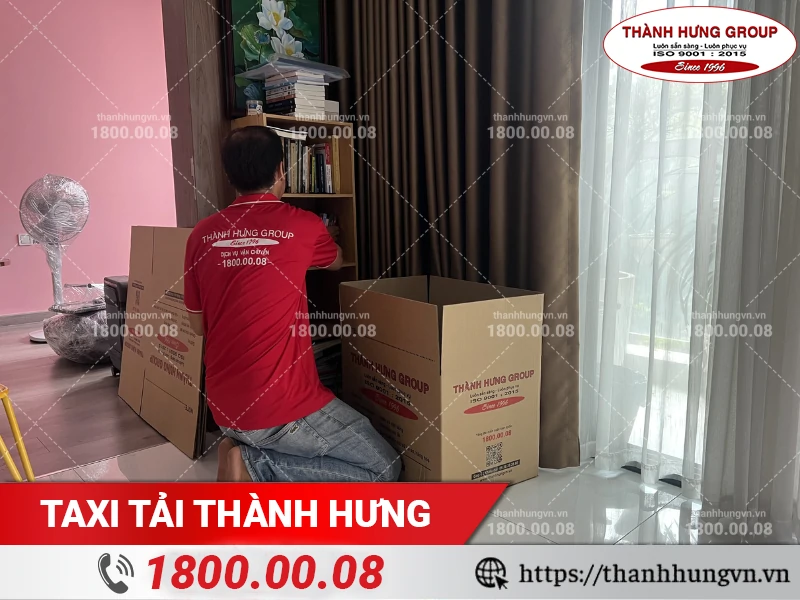 Nhân viên Thành Hưng đóng gói sách vào thùng carton