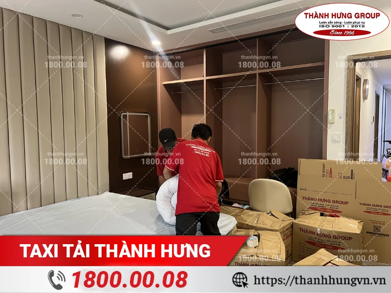 Nhân viên Thành Hưng đóng gói nệm