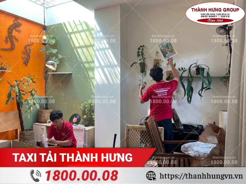 Nhân viên Thành Hưng cẩn thận đóng gói từng nội thất trang trí