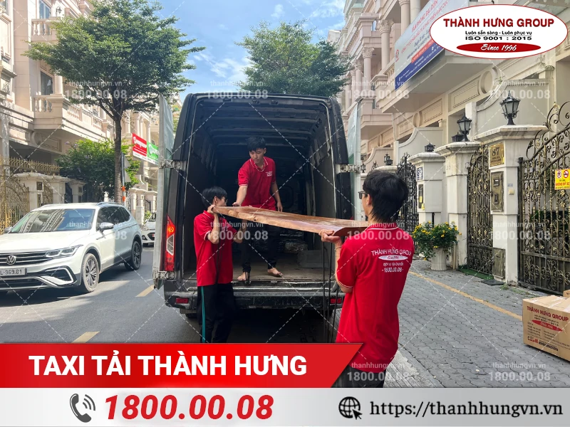 Nhân viên Thành Hưng vận chuyển bàn gỗ vào xe tải