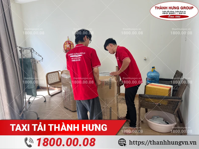 Các nhân viên Thành Hưng đang đóng gói nội thất phòng ngủCác nhân viên Thành Hưng đang đóng gói nội thất phòng ngủ