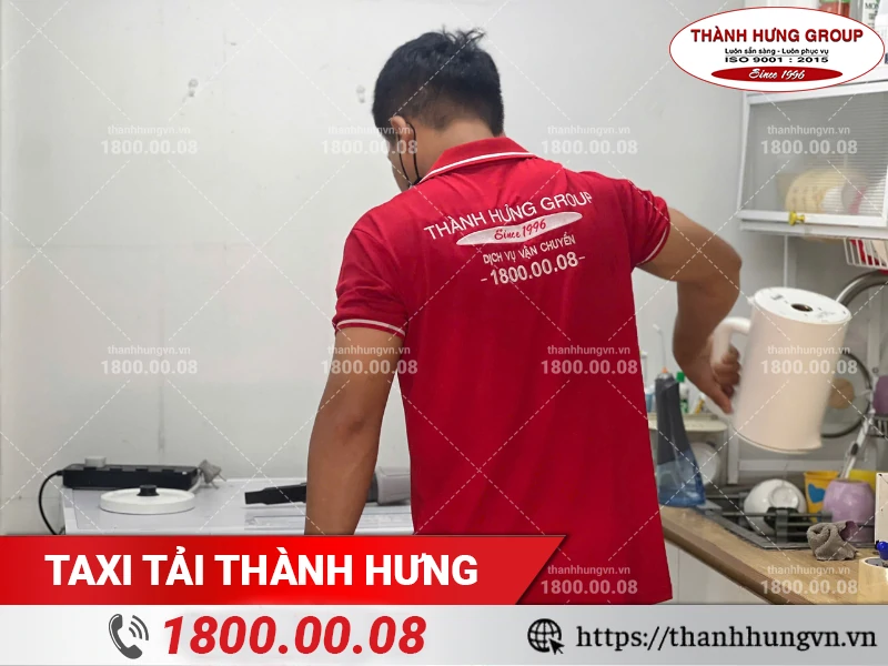 Nhân viên Thành Hưng đóng gói đồ dùng bếp
