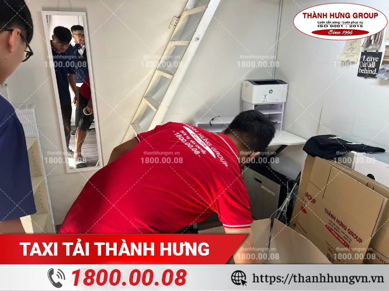 Nhân viên Thành Hưng sắp xếp đồ bếp đã đóng gói vào thùng carton