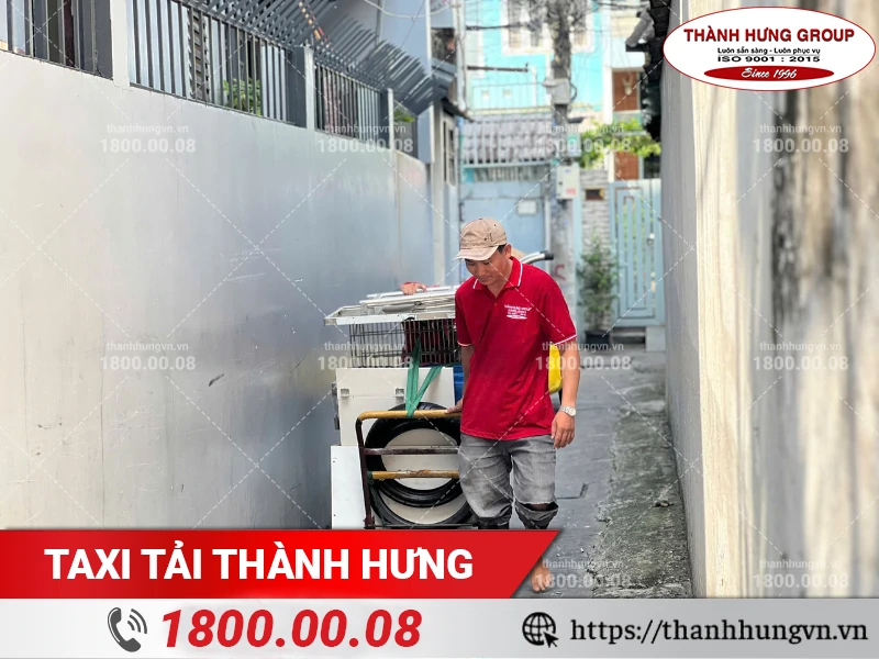 Nhân viên Thành Hưng chuyển đồ đạ từ hèm ra xe vận chuyển