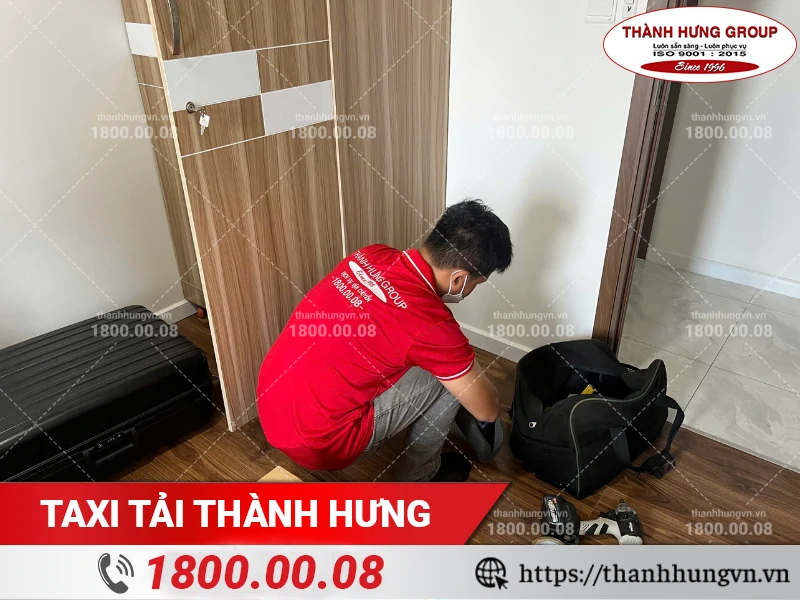 Nhân viên Thành Hưng chuẩn bị máy khoan