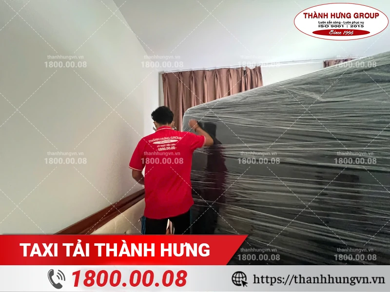 Nhân viên Thành Hưng đóng gói nệm ngủ cỡ lớn