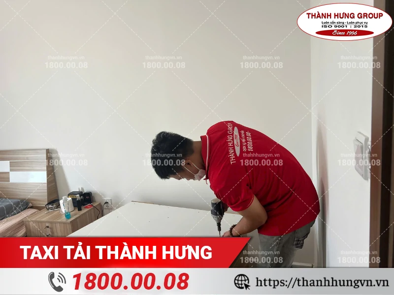 Nhân viên Thành Hưng tháo dở phần còn lại của tủ quần áo cỡ lớn