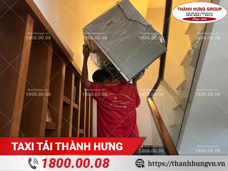 Nhân viên Thành Hưng đang vận chuyển đồ nặng lên tầng tại nơi ở mới