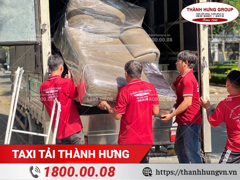 Các nhân viên Thành Hưng khuân vác sofa cỡ lớn lên xe