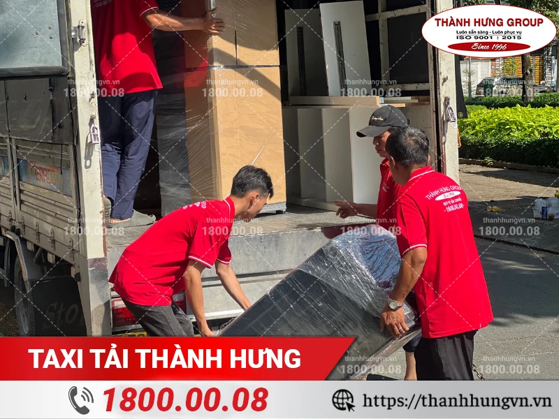 Nhân viên Thành Hưng vận chuyển máy giặt lên xe tải
