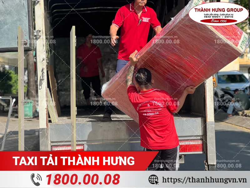 Nhân viên Thành Hưng bốc xếp nệm đã được đóng gói lên xe vận chuyển