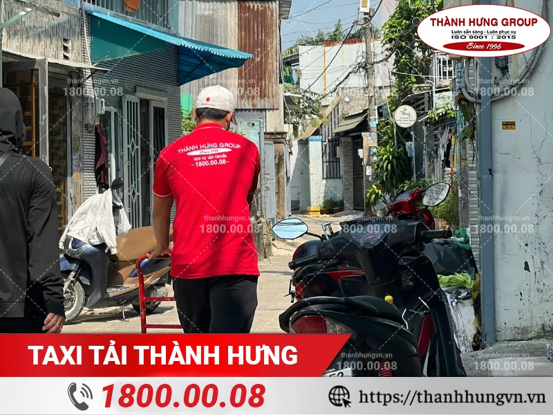 Nhân viên Thành Hưng vận chuyển đồ tử hẻm ra xe tải
