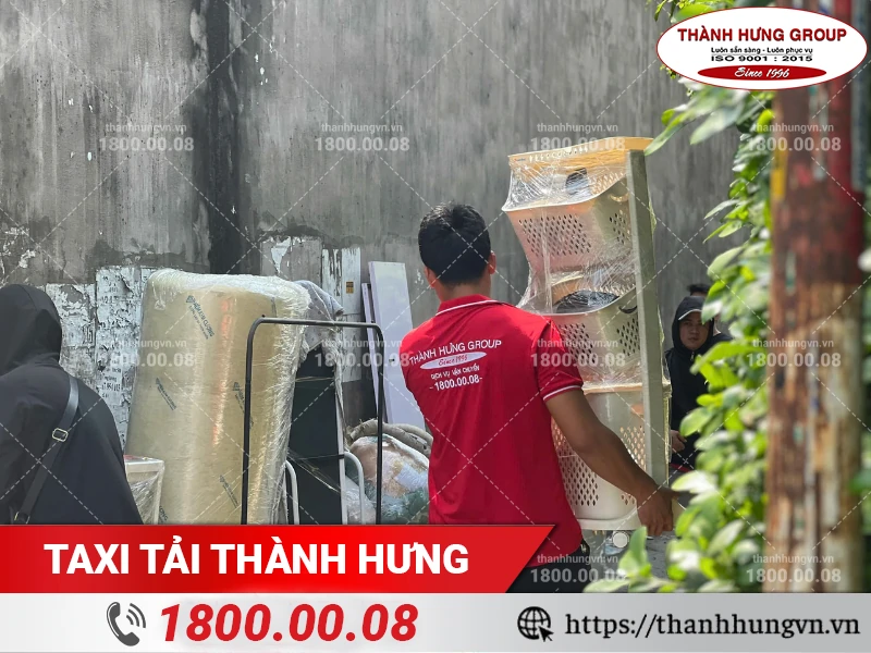 Nhân viên Thành Hưng bốc xếp kệ đồ ra xe tải