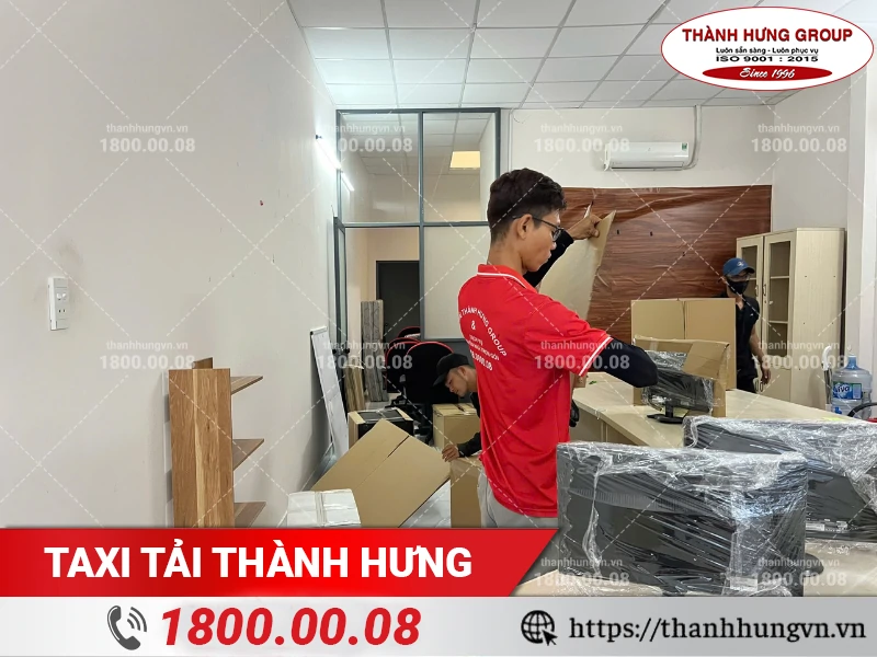 Nhân viên Thành Hưng chuẩn bị thùng carton để đóng gói màn hình máy tính