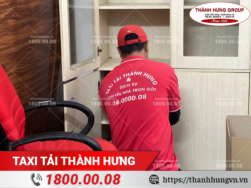 Nhân viên Thành Hưng đóng gói tài liệu vào thùng carton