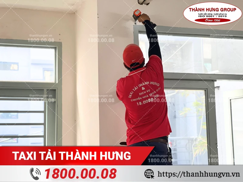 Tháo khung cửa bằng máy khoan chuyên dụng