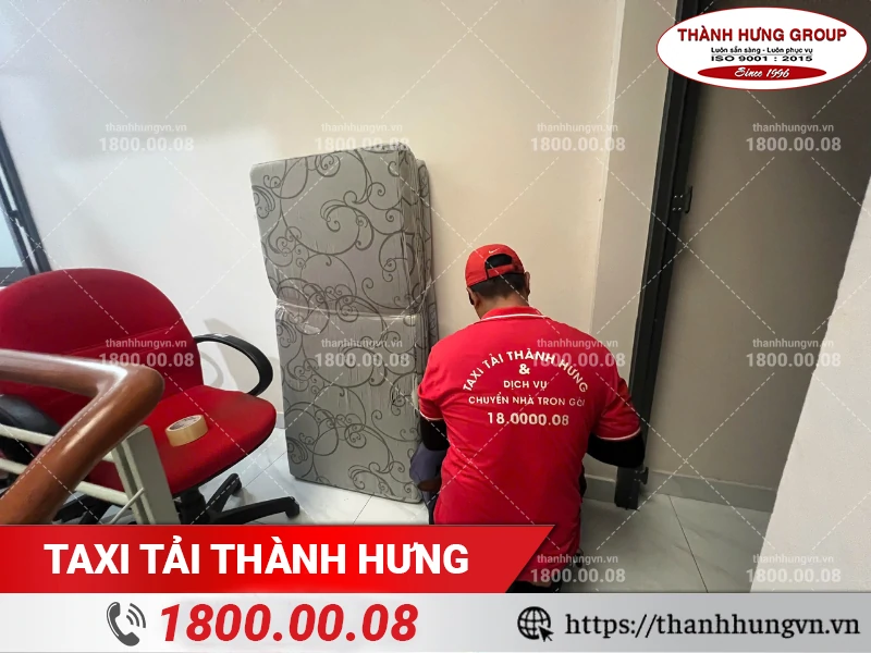 Nhân viên Thành Hưng đóng gói nệm để vận chuyển