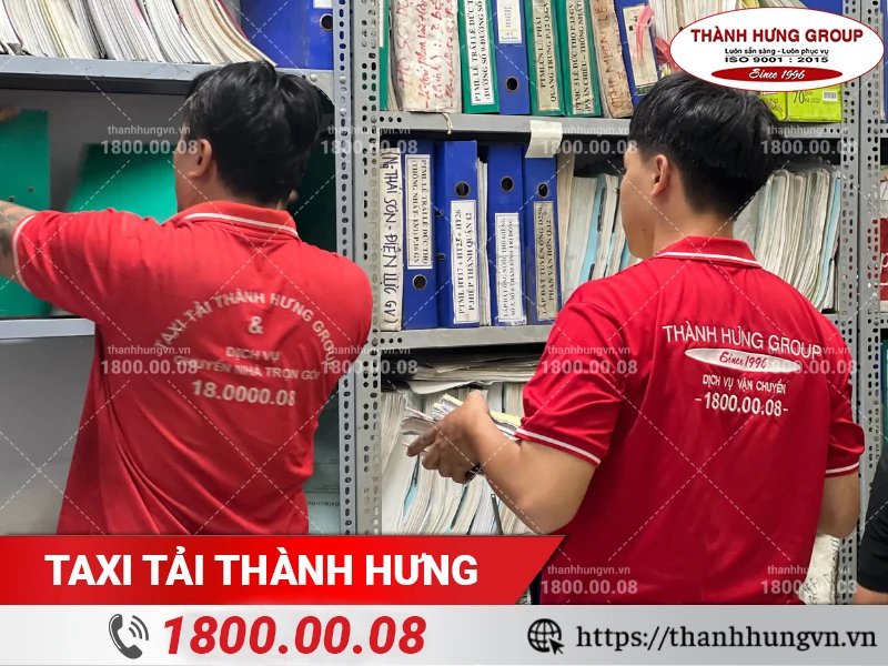 Nhân viên Thành Hưng đang vận chuyển tài liệu trên kệ