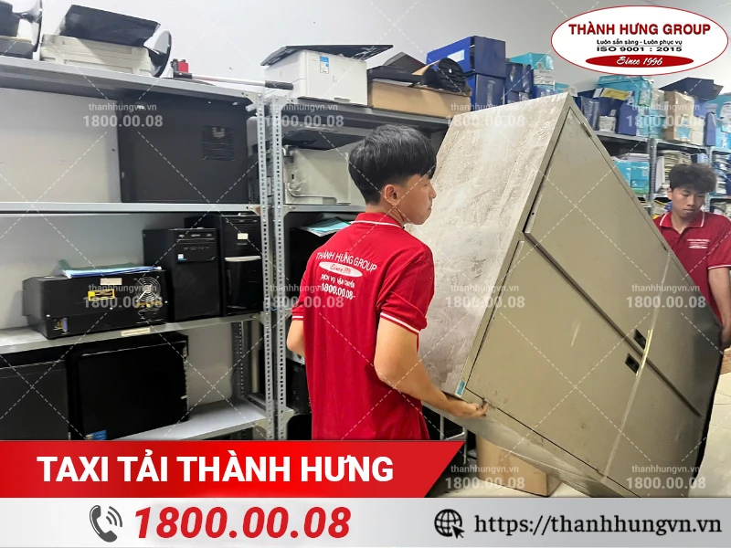 Nhân viên Thành Hưng khuân vác tủ đựng tài liệu cỡ lớn