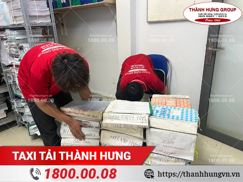 Nhân viên Thành Hưng sắp xếp lại tài liệu