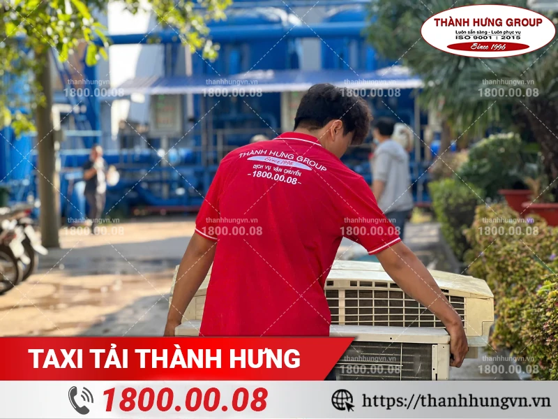 Nhân viên Thành Hưng vận chuyển máy lạnh qua văn phòng mới
