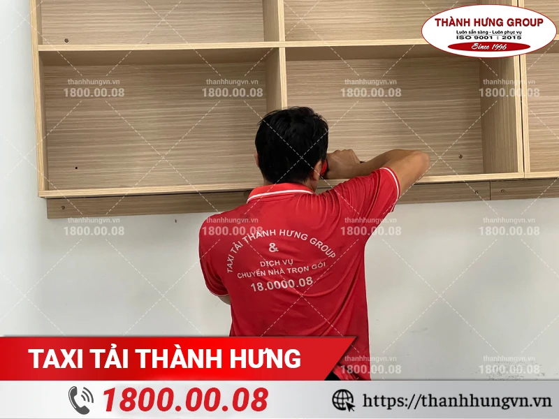 Nhân viên Thành Hưng đang tháo dỡ kệ ván ép