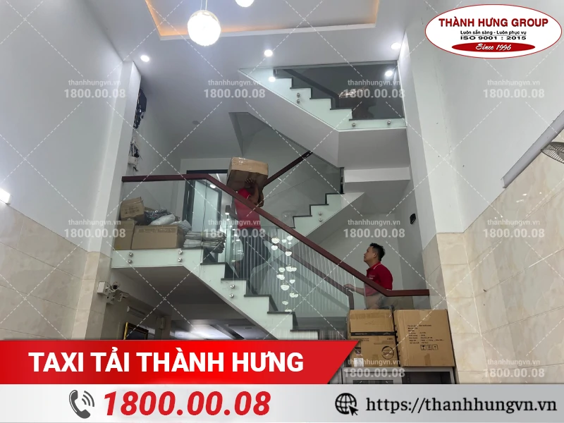 Vận chuyển đồ đạc đã đóng gói bằng đường thang bộ
