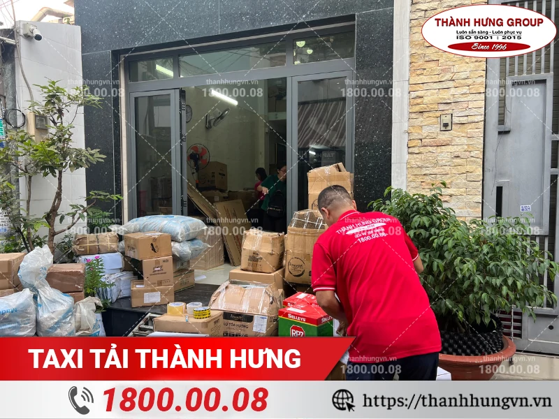 Đồ đã đóng gói cần thận được tập kết lại trước khi vận chuyển lên xe