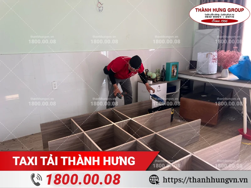 Nhân viên Thành Hưng tháo dỡ kệ trưng bày