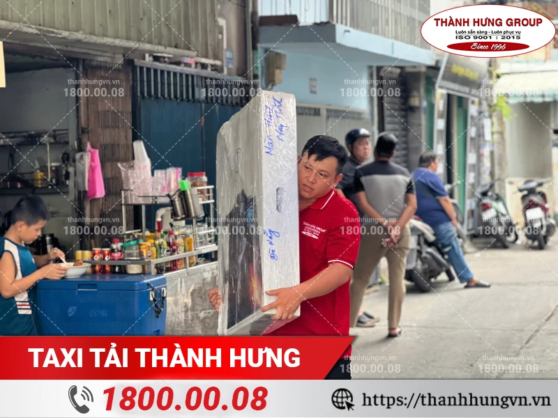 Nhân viên Thành Hưng bốc xếp màn hình tivi đã được bọc lót cẩn thận ra xe vận chuyển