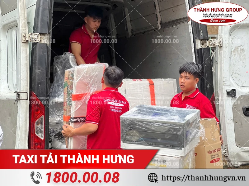 Nhân viên Thành Hưng chuyển đồ đã đóng gói cẩn thận lên xe vận chuyển