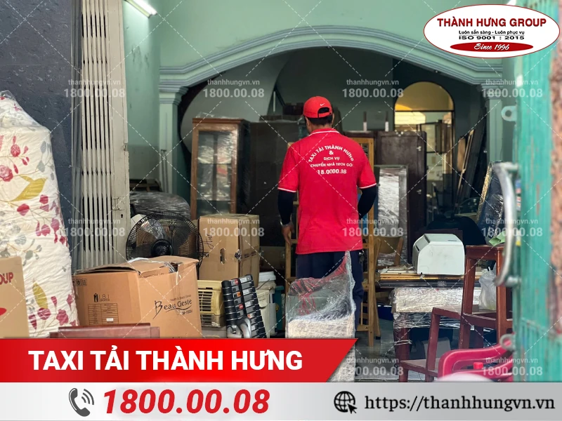 Nhân viên Thành Hưng đóng gói đồ đạc trước khi vận chuyển