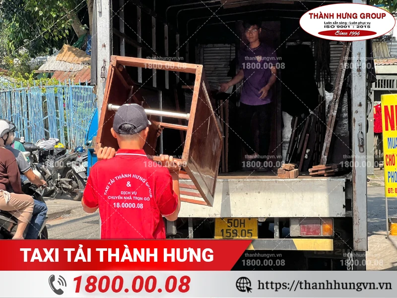 Nhân viên Thành Hưng thực hiện bốc xếp tủ gỗ lên xe tải