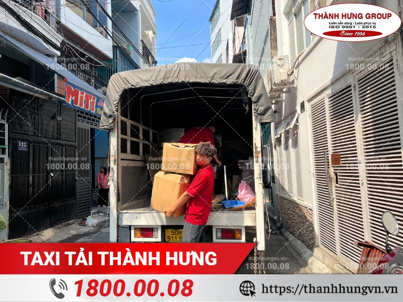 Nhân viên Thành Hưng vận chuyển đồ từ xe vào nơi ở mới