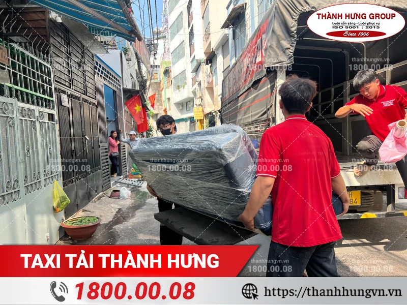 Nhân viên Thành Hưng đang khuân vác sofa dài cỡ lớn