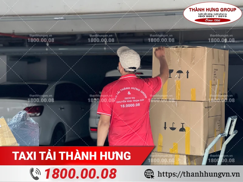 Nhân viên Thành Hưng sử dụng xe kéo chuyên dụng để vận chuyển các thùng đồ an toàn