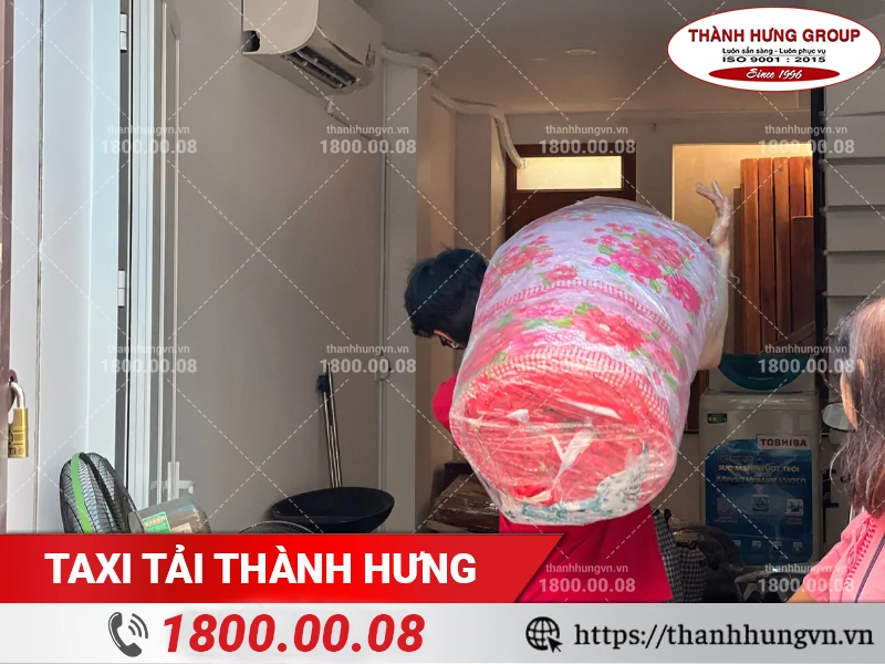Nhân viên Thành Hưng đang khuân vác nệm