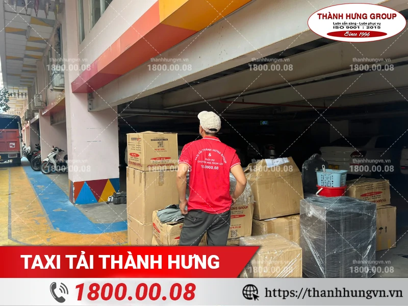 Nhân viên Thành Hưng kiểm tra các thùng đồ để đảm bảo không xảy ra sự cố khi vận chuyển