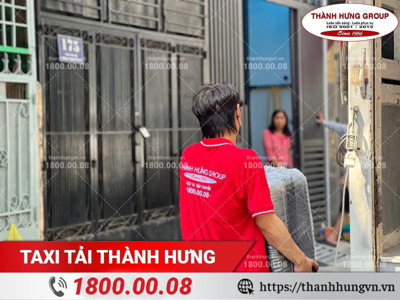 Nhân viên Thành Hưng đang khuân vác vali