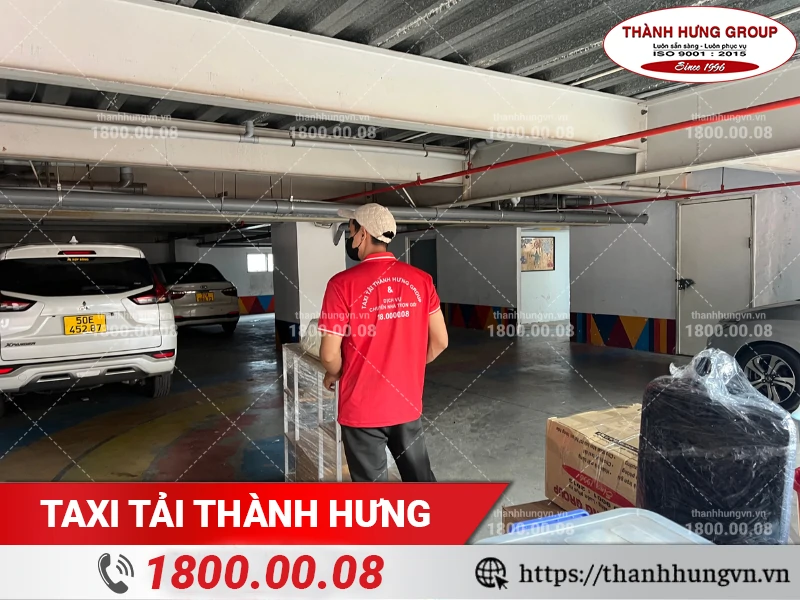 Nhân viên Thành Hưng vận chuyển tủ kính đã được bọc lót an toàn