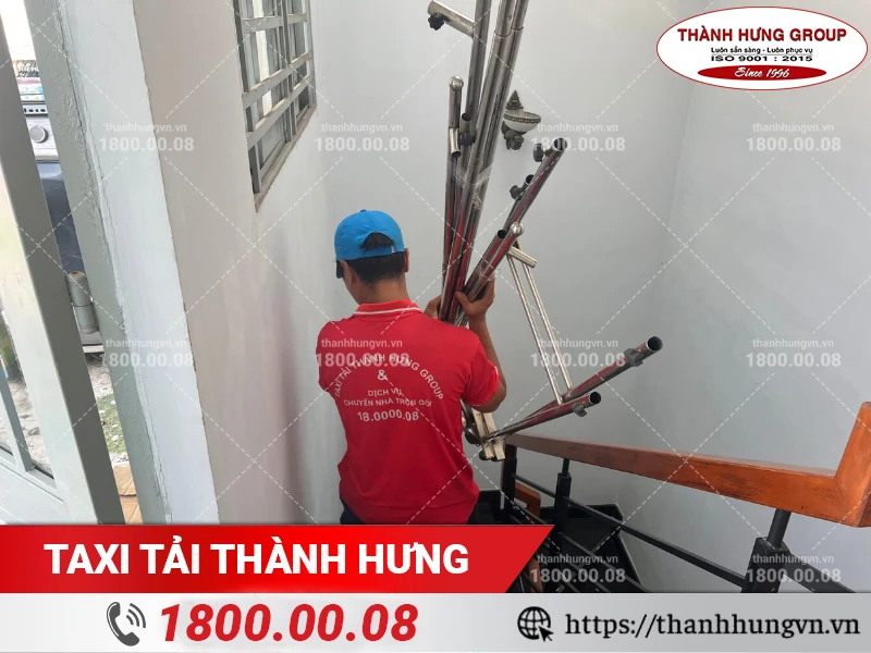 Nhân viên Thành Hưng vận chuyển sào phơi đồ xuống tầng trệt