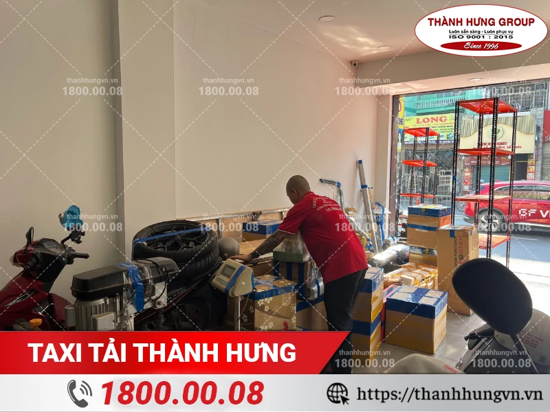 Nhân viên Thành Hưng kiểm tra đồ được tập kết chuẩn bị đưa ra xe vận chuyển