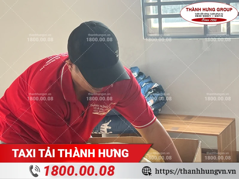 Nhân viên Thành Hưng đang đóng gói bộ chăn ga gối nệm