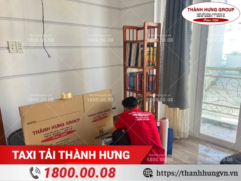Nhân viên Thành Hưng đang cẩn thận đóng gói sách