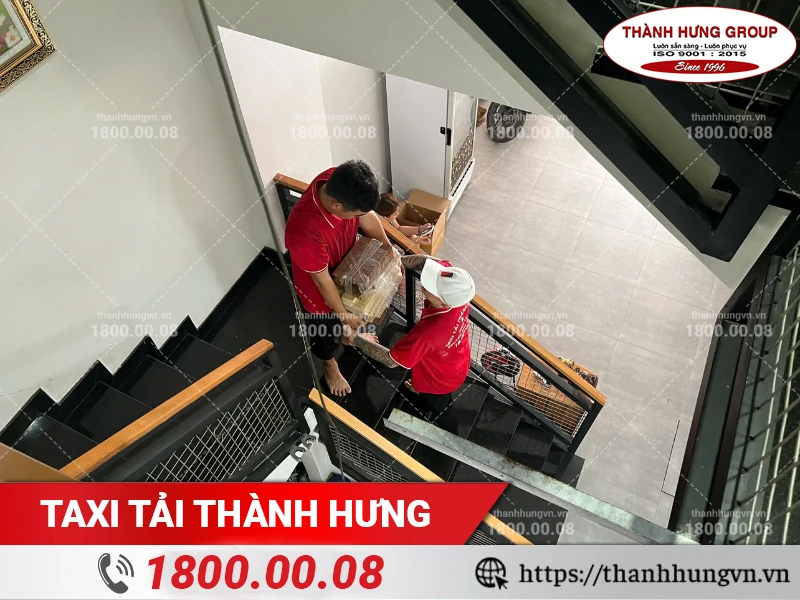 Nhân viên Thành Hưng đang vận chuyển tất cả đồ đạc từ tầng 5 xuống tầng trệt