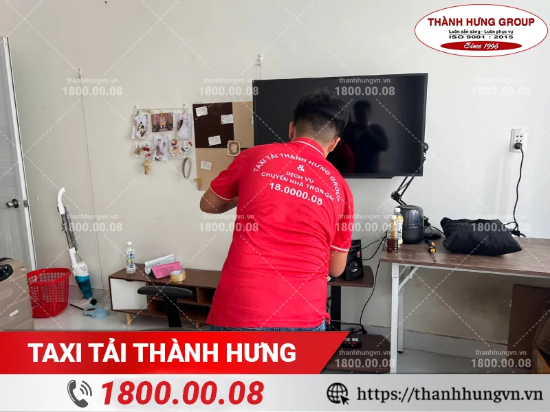 Nhân viên đang đóng gói ghế cẩn thận để tránh va đập