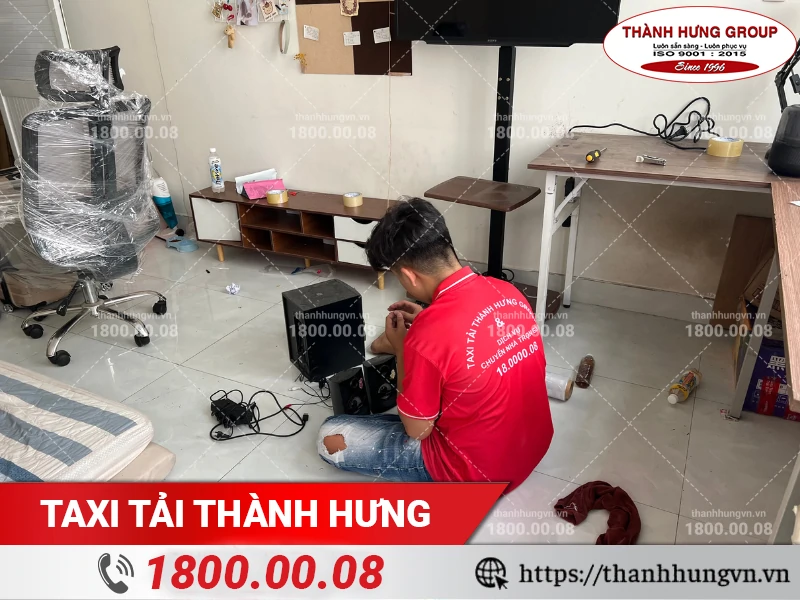 Nhân viên đang thực hiện đóng gói từng loa