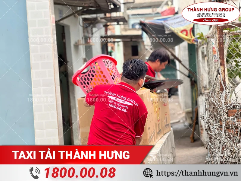 Nhân viên Thành Hưng đang vận chuyển đồ từ hẻm ra xe vận chuyển